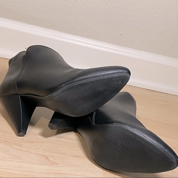 Cone heeled, black boots - Picture 2 of 7